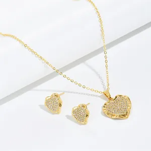 Detailansicht des eleganten goldenen Herz-Schmucksets mit Mikro-Pavé-Zirkonia-Steinen.