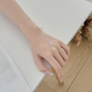 Vue détaillée d'un élégant bracelet de doigt minimaliste en argent sterling S925 sur une main