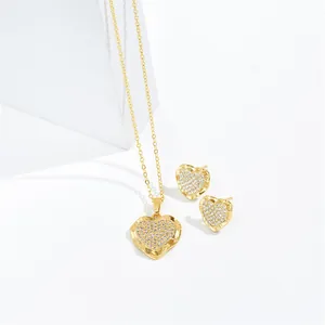 Elegantes goldenes Herz-Schmuckset mit Zirkonia-Mikropflaster und gewellten Rändern