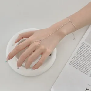 Vue détaillée d'un délicat bracelet bague en argent sterling S925 avec une chaîne fine