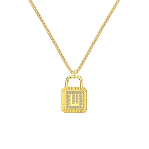 Élégant collier cadenas doré avec pendentif lettre L orné de cristaux sur chaîne gourmette.