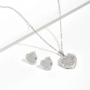 Detailansicht eines eleganten Herz-Schmucksets in Silber mit Mikro-Zirkonia-Besatz