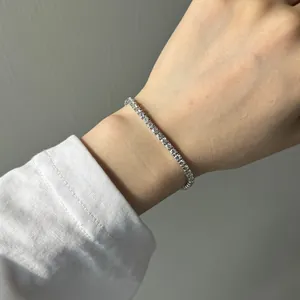 Bracelet de tennis élégant en argent sterling S925 et moissanite porté au poignet, détail.