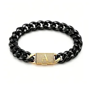Dettaglio del bracciale a catena nera con fibbia in strass dorati e iniziale A