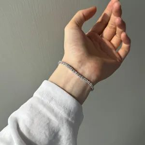 Gros plan élégant d'un bracelet de tennis scintillant en argent sterling S925 et moissanite.