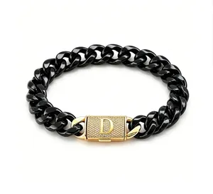 Primo piano del bracciale a catena in acciaio nero con chiusura a D in cristallo dorato
