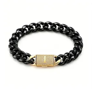 Primo piano di bracciale a catena cubana nera con chiusura a scatto iniziale I dorata