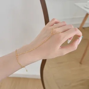 Bracelet de doigt délicat en argent S925 doré avec maillons en cœur sur une main