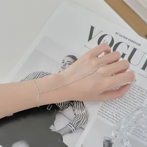 Vue détaillée d'un bracelet de main en argent S925 minimaliste porté sur une main élégante