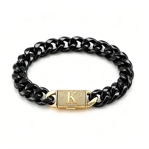 Dettaglio del bracciale a catena cubana nera con chiusura a lettera K pavimentata in oro 18K