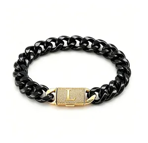 Dettaglio ravvicinato del bracciale a catena cubana nera con chiusura a lettera L dorata