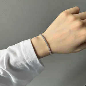 Gros plan détaillé d'un élégant bracelet de tennis en argent sterling S925 Moissanite