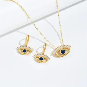 Vista dettagliata del set di gioielli Evil Eye placcato oro con zirconi blu brillanti.