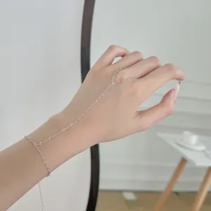 Vue détaillée du bracelet chaîne de main en argent S925 avec maillons en cœur.