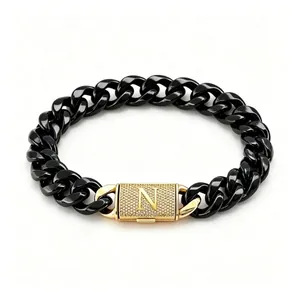 Bracciale da uomo a catena cubana in acciaio inox nero con chiusura a lettera N dorata