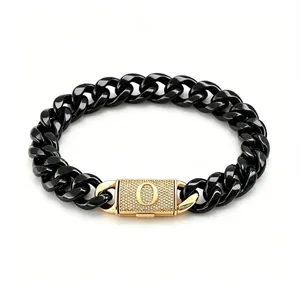 Bracciale a maglia cubana in acciaio inossidabile nero con chiusura lettera O oro.