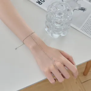 Gros plan d'un élégant bracelet doigt en argent sterling S925 sur une main de femme