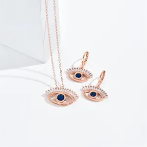 Dettaglio del set di gioielli Evil Eye in oro rosa con micro-pave di cristalli e pietre blu
