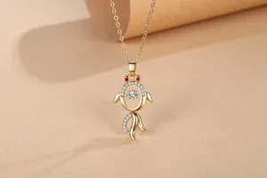 Detailansicht der goldenen Goldfisch-Halskette mit Pavé-Steinen und tanzendem Kristall