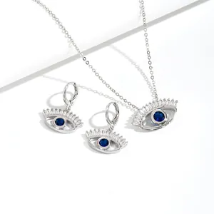 Elegante set di gioielli con collana e orecchini occhio del male in zirconia su sfondo bianco