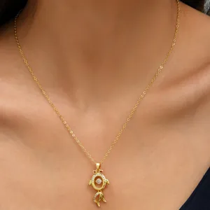 Detailansicht einer goldenen Goldfisch-Halskette mit funkelnden Zirkoniasteinen