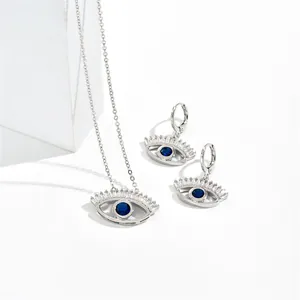 Vista dettagliata del set collana e orecchini occhio greco con zirconi blu scuro