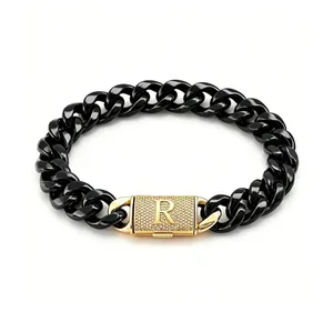 Vista dettagliata del bracciale cuban link nero e oro con chiusura a R con pavé