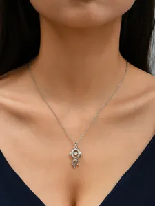 Elegante silberne Goldfischkette mit tanzendem Zirkonia-Anhänger an einem Model