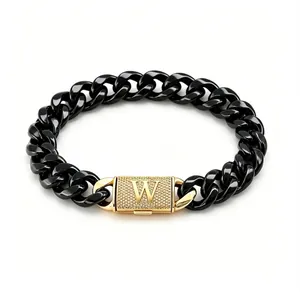Dettaglio del bracciale a catena cubana nera in acciaio inox con chiusura a lettera W d'oro