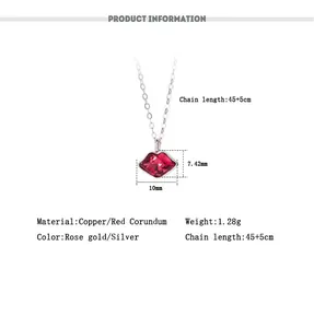 Gedetailleerde afmetingen en materiaalspecificaties voor de ketting met rode lippen hanger