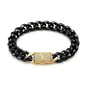 Dettaglio di un bracciale a catena groumette nero con chiusura placcata oro e lettera Y