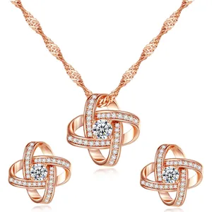 Elegantes Set aus Roségold-Schmuck mit Halskette und Ohrsteckern mit Sternmotiven.