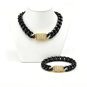 Set collana e bracciale uomo catena nera con chiusura con strass e lettera B dorata.