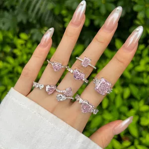 Détail de plusieurs bagues en argent S925 avec zircons roses taille fleur de glace.