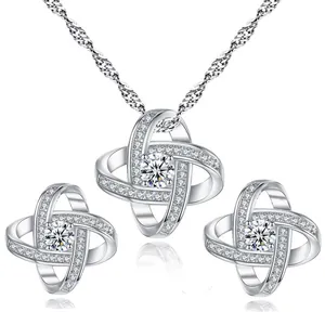 Elegantes silbernes Knotenschmuckset mit Halskette und funkelnden Zirkonia-Steinen