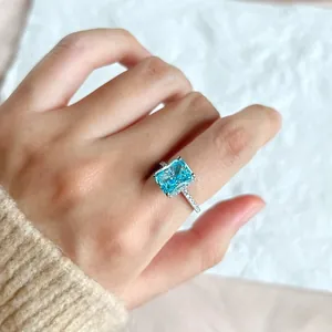 Detailopname van elegante S925 zilveren ring met grote blauwe rechthoekige zirkonia steen