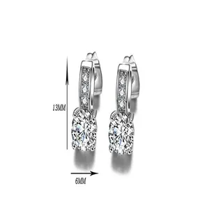 Detailsicht eleganter silberner Zirkonia-Ohrhänger mit Maßen von 13 mm mal 6 mm
