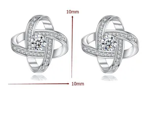 Detailansicht der 10mm x 10mm großen weißvergoldeten Stern-Knoten-Ohrstecker