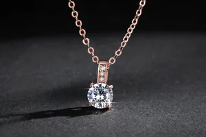 Detailansicht des roségoldenen Ausrufezeichen-Anhängers mit brillantem Zirkoniastein und Feuer