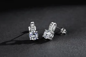 Elegante Ohrstecker mit rund geschliffenen Zirkonia in polierter Silberfassung.
