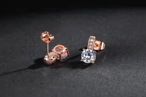 Detaillierte Makroansicht von Ausrufezeichen-Ohrringen aus Roségold mit Zirkonia-Steinen