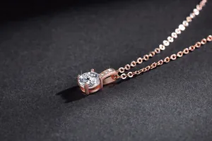 Detailaufnahme einer roségoldenen Halskette mit einem brillanten runden Zirkonia-Anhänger.