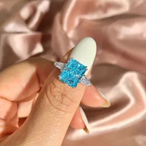 Gedetailleerde weergave van een elegante blauwe zirkoonring in stralende slijpvorm