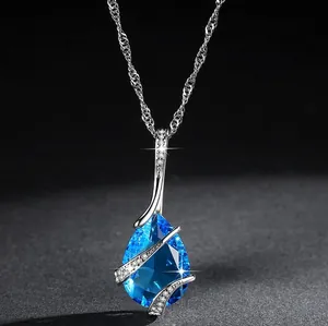Elegante collana con pendente in gemma blu a goccia e catena in tonalità argento brillante