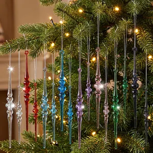 Detailansicht bunter transparenter Acryl-Eiszapfen-Anhänger an einem beleuchteten Weihnachtsbaum