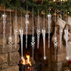 Ornements de glaçons de Noël en acrylique suspendus à une guirlande de pin sur une cheminée