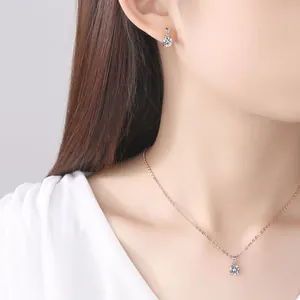 Nahaufnahme eines eleganten Zirkonia-Halsketten- und Ohrring-Sets am Modell