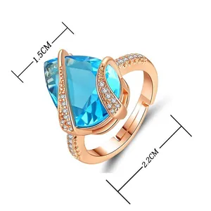 Dettaglio anello a goccia blu mare con pietra da 1,5 cm e altezza totale di 2,2 cm