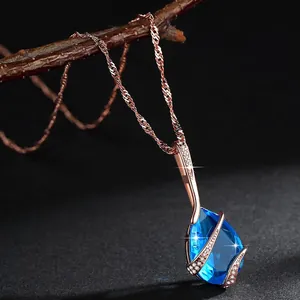 Collana vintage in oro rosa con elegante ciondolo a goccia d'acqua in zircone blu.