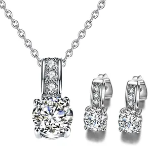 Detailansicht des eleganten silbernen Ausrufezeichen-Zirkon-Halsketten- und Ohrringsets